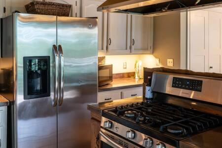 Cozy 2 Bedroom Cabin Nestled In Wooded Hideaway Monterey Buitenkant foto