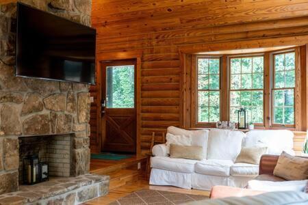 Cozy 2 Bedroom Cabin Nestled In Wooded Hideaway Monterey Buitenkant foto