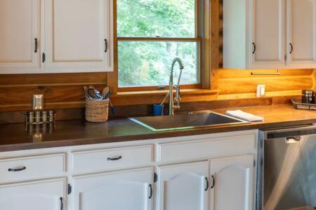 Cozy 2 Bedroom Cabin Nestled In Wooded Hideaway Monterey Buitenkant foto