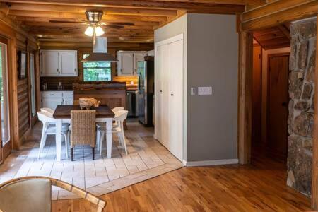 Cozy 2 Bedroom Cabin Nestled In Wooded Hideaway Monterey Buitenkant foto
