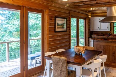 Cozy 2 Bedroom Cabin Nestled In Wooded Hideaway Monterey Buitenkant foto
