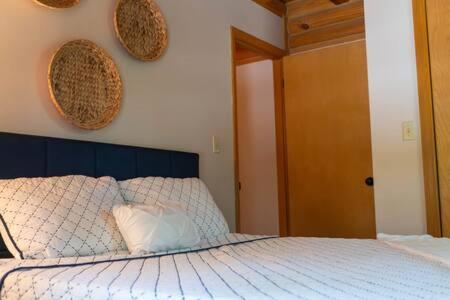 Cozy 2 Bedroom Cabin Nestled In Wooded Hideaway Monterey Buitenkant foto
